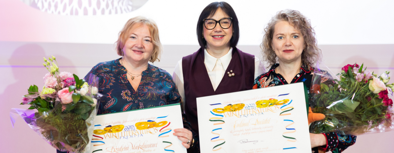 Švietimo, mokslo ir sporto ministerijos Vaikų literatūros premija &ndash; literatūrologei Džiuljetai Maskuliūnienei ir rašytojai Evelinai Daciūtei. Nuotr. BNS (Roberto Riabovo)